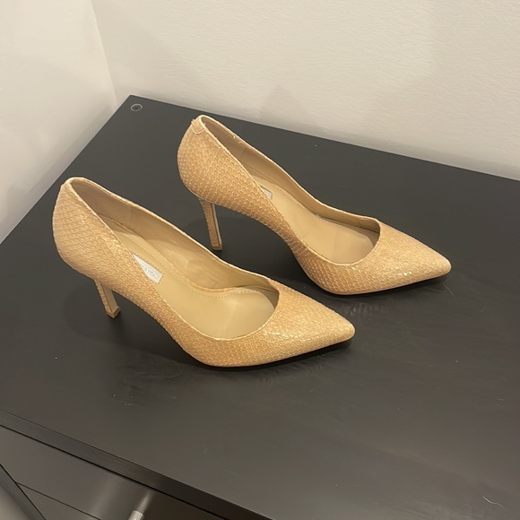 BCBGeneration tan pump. Worn once, size. 6.5. Immaculate condition - Picture 3 of 6